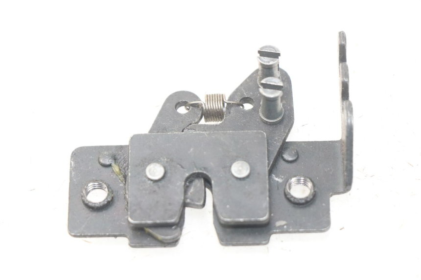 photo de FECHO DO BANCO PIAGGIO MP3 HPE 500 (2019 - 2022) - Zoom do estado de desgaste