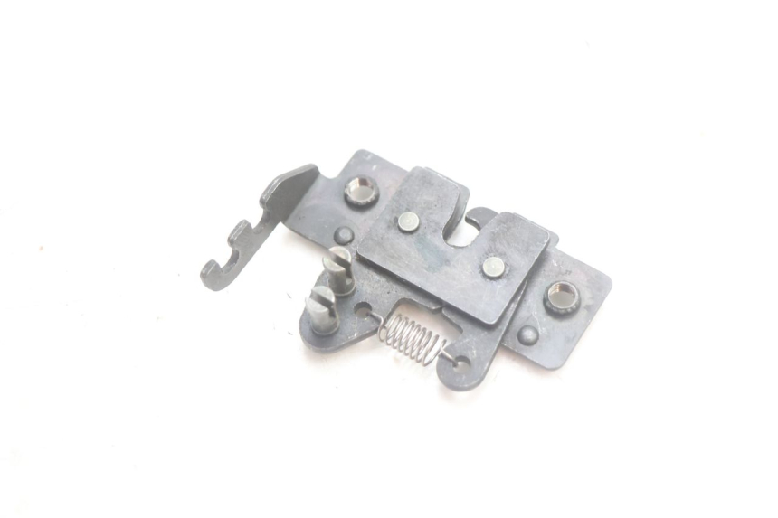 photo de FECHADURA DO ASSENTO PIAGGIO MP3 HPE 530 (2022 - 2026) - Detalhe da peça