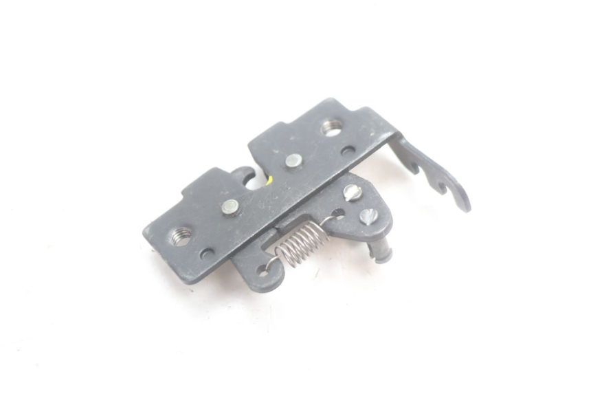photo de FECHADURA DO ASSENTO PIAGGIO MP3 HPE 530 (2022 - 2026) - Outro ângulo de visão