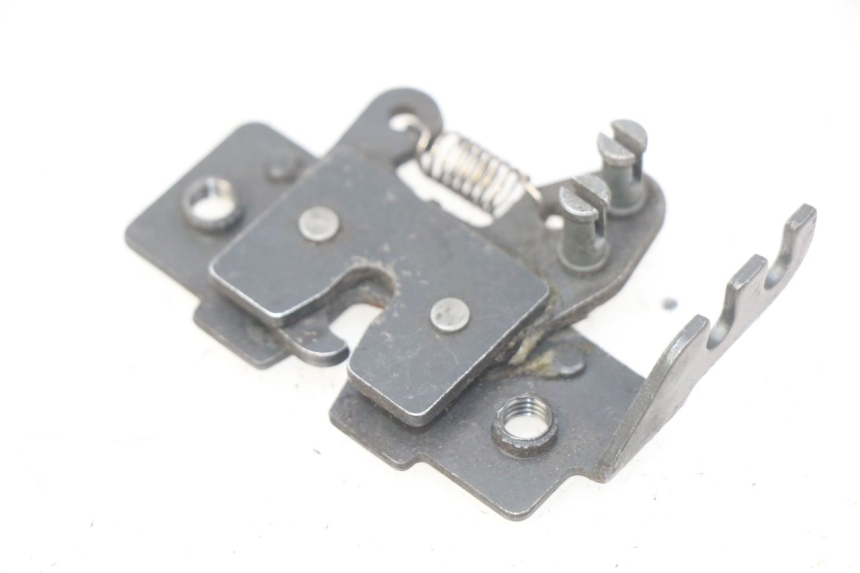 photo de FECHO DO BANCO PIAGGIO MP3 LT 300 (2010 - 2016) - Detalhe da peça