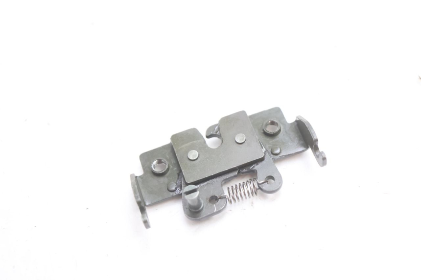 photo de FECHO DO BANCO PIAGGIO MP3 LT 300 (2010 - 2016) - Detalhe da peça
