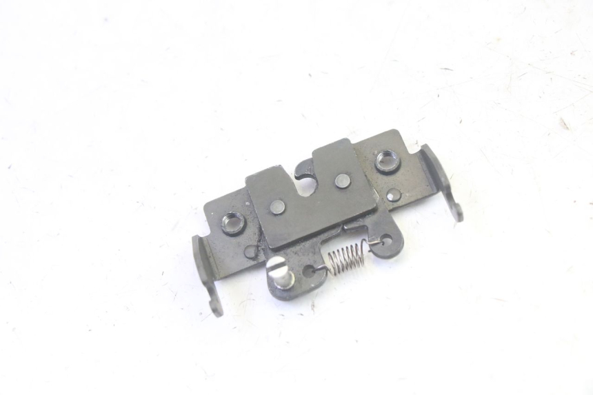 photo de FECHADURA DO BANCO PIAGGIO MP3 RL 250 (2006 - 2010) - Detalhe da peça