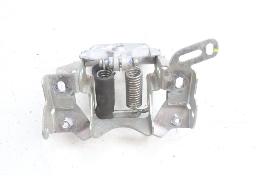 photo de FECHADURA DO ASSENTO YAMAHA N-MAX NMAX 125 (2021 - 2024) - Zoom do estado de desgaste