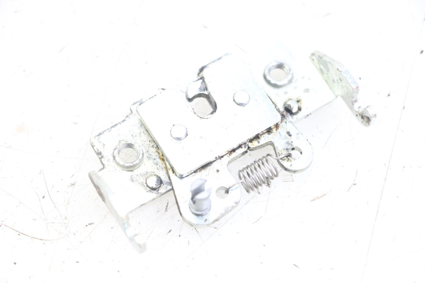 photo de FECHADURA DO BANCO YAMAHA NEO'S NEOS 2T EASY 50 (2013 - 2016) - Detalhe da peça