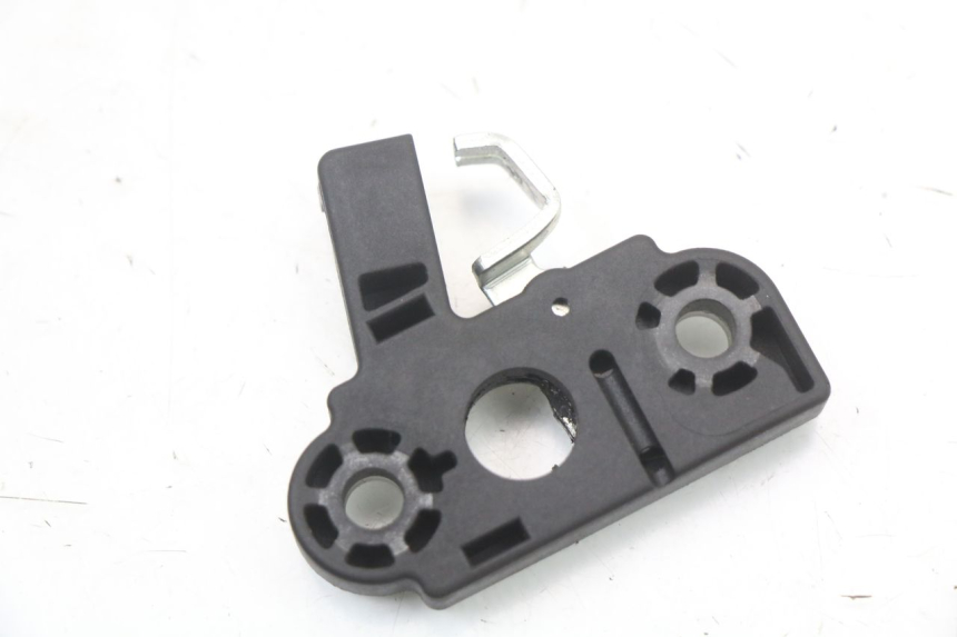 photo de FECHADURA DO BANCO MOTO GUZZI NORGE 8V GT 1200 (2011 - 2016) - Detalhe da peça