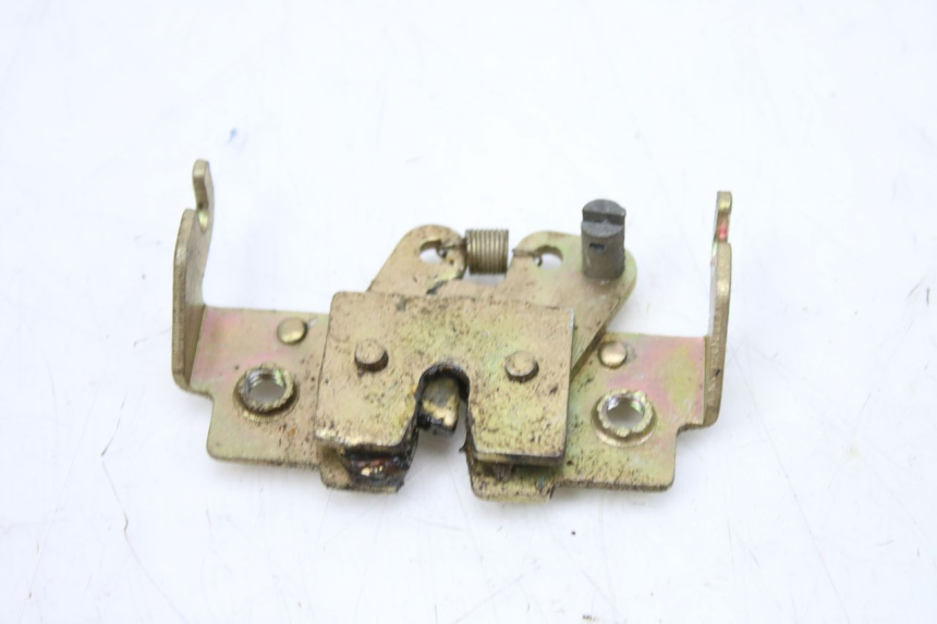 photo de FECHADURA DO BANCO KEEWAY OUTLOOK 125 (2007 - 2013) - Pontos de fixação