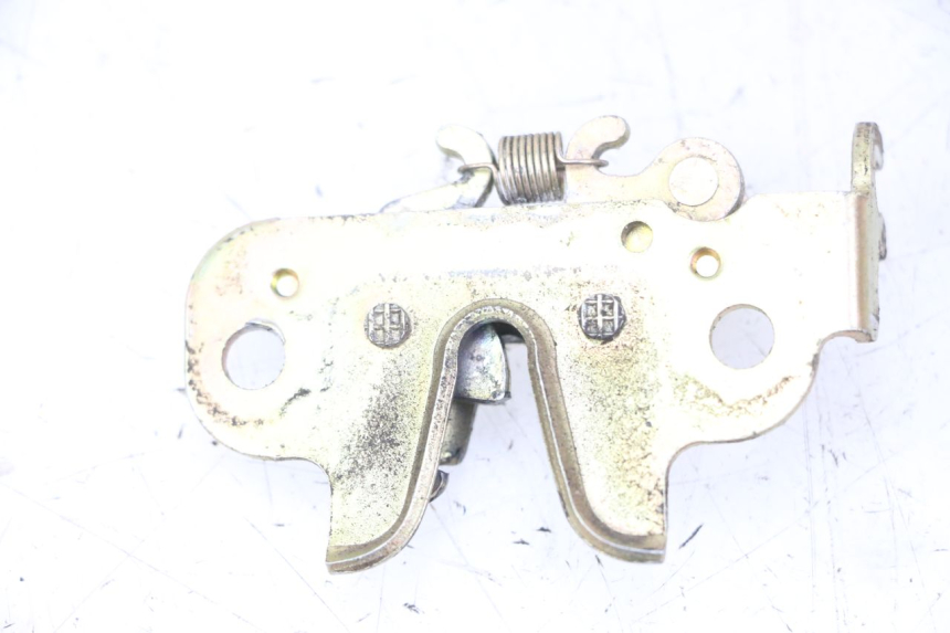photo de FECHO DO BANCO PEUGEOT KISBEE 4T 50 (2010 - 2017) - Zoom do estado de desgaste