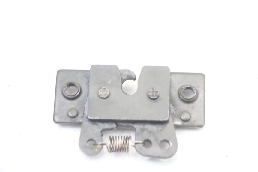 photo de FECHO DO BANCO PEUGEOT TREKKER TKR 50 (2005 - 2014) - Detalhe da peça