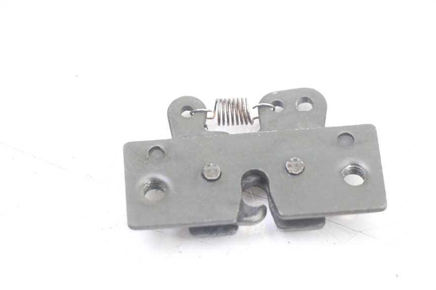 photo de FECHO DO BANCO PEUGEOT TREKKER TKR 50 (2005 - 2014) - Zoom do estado de desgaste