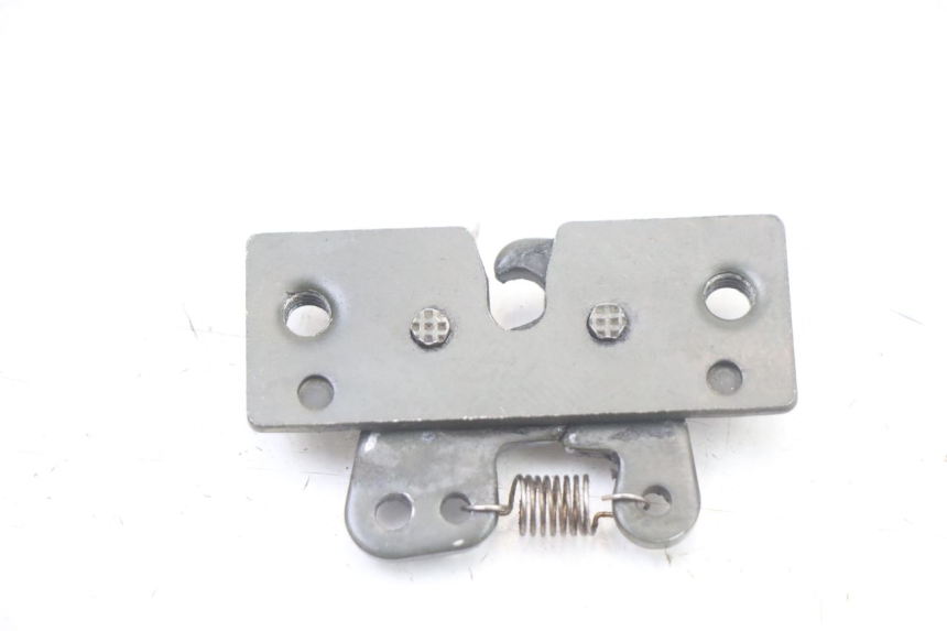 photo de FECHO DO BANCO PEUGEOT TREKKER TKR 50 (2005 - 2014) - Outro ângulo de visão