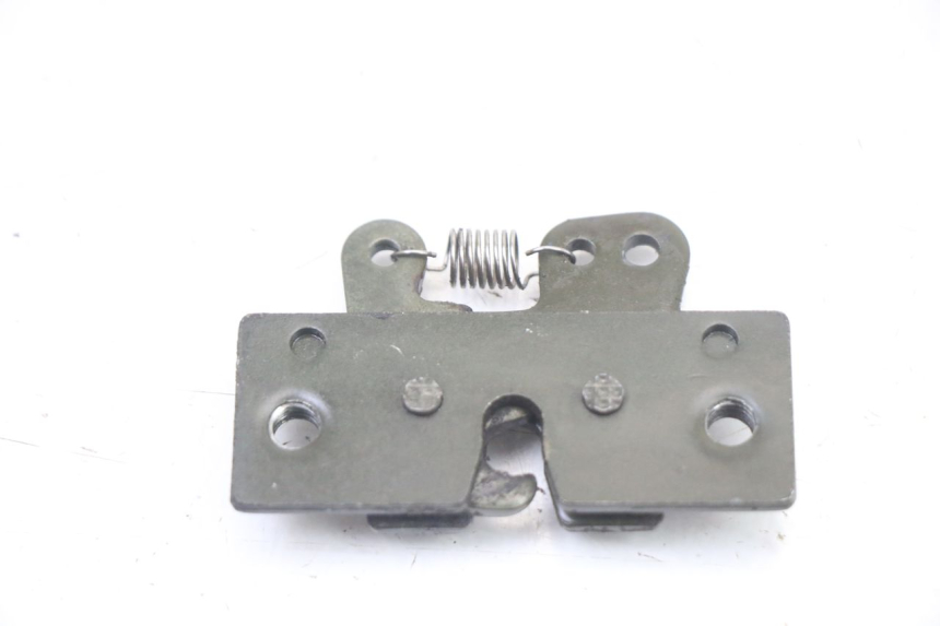 photo de FECHO DO BANCO PEUGEOT TREKKER TKR 50 (2005 - 2014) - Zoom do estado de desgaste