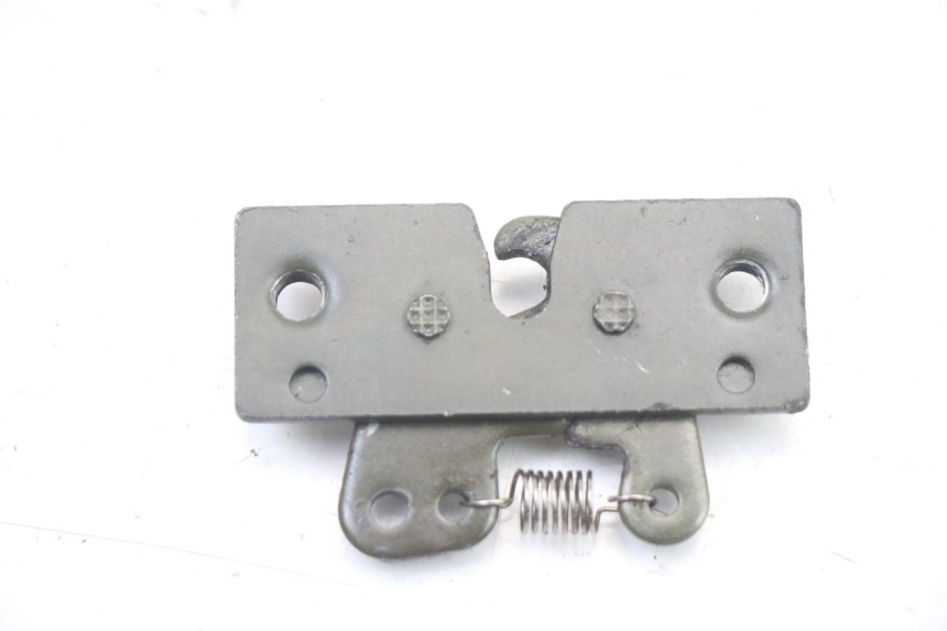 photo de FECHO DO BANCO PEUGEOT TREKKER TKR 50 (2005 - 2014) - Outro ângulo de visão