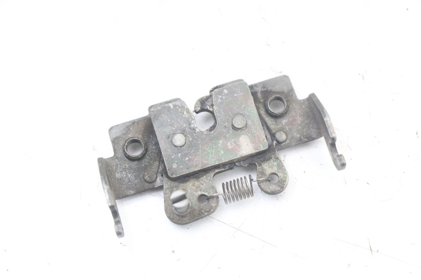 photo de FECHO DO BANCO PIAGGIO BEVERLY 125 (1998 - 2005) - Detalhe da peça