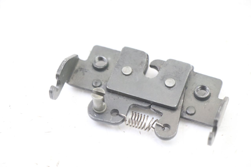 photo de FECHADURA DO BANCO PIAGGIO MP3 LT 400 (2007 - 2012) - Detalhe da peça