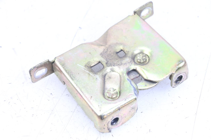 photo de FECHO DO BANCO KEEWAY RY6 2T 50 (2011 - 2019) - Detalhe da peça