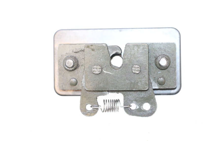 photo de FECHADURA DO BANCO PEUGEOT SATELIS COMPRESSOR K15 125 (2006 - 2009) - Detalhe da peça