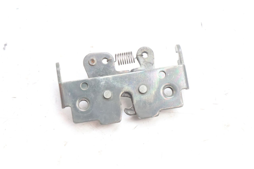 photo de FECHADURA DO ASSENTO HONDA SH 125 (2001 - 2003) - Outro ângulo de visão