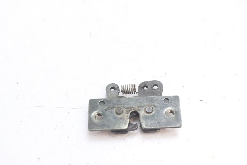 photo de FECHO DO BANCO PEUGEOT SPEEDFIGHT LC 50 (1996 - 2002) - Zoom do estado de desgaste
