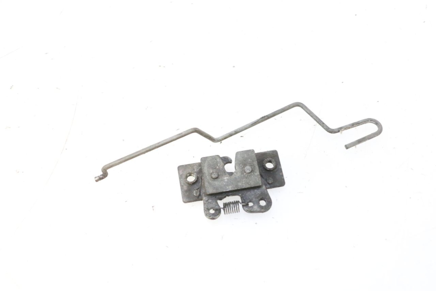 photo de FECHO DO BANCO PEUGEOT SPEEDFIGHT LC 50 (1996 - 2002) - Detalhe da peça