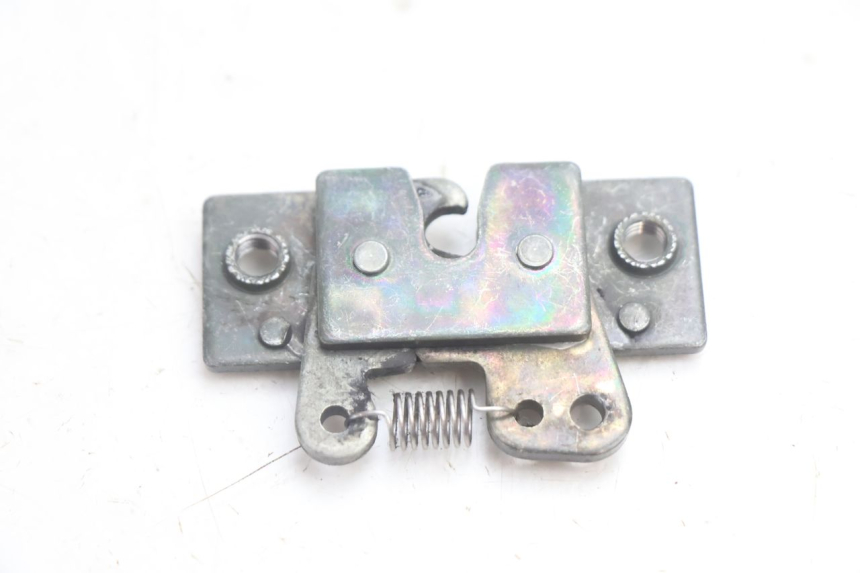 photo de FECHO DO BANCO PEUGEOT SPEEDFIGHT LC 50 (1996 - 2002) - Detalhe da peça