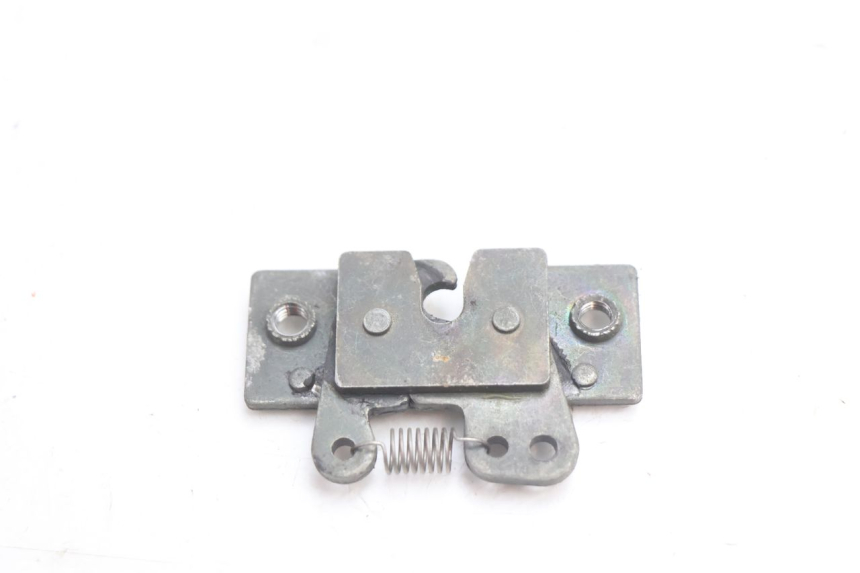 photo de FECHADURA DO BANCO PEUGEOT TREKKER 50 (1995 - 2004) - Detalhe da peça