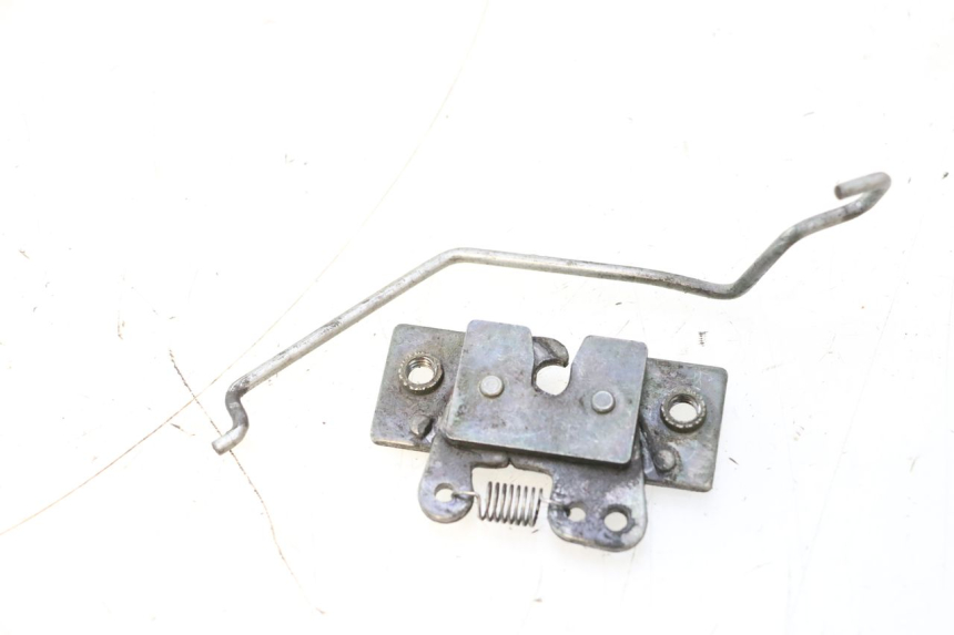 photo de FECHADURA DO BANCO PEUGEOT TREKKER 50 (1995 - 2004) - Detalhe da peça