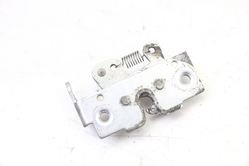 photo de FECHADURA DO BANCO YAMAHA XMAX X-MAX 125 (2006 - 2009) - Zoom do estado de desgaste