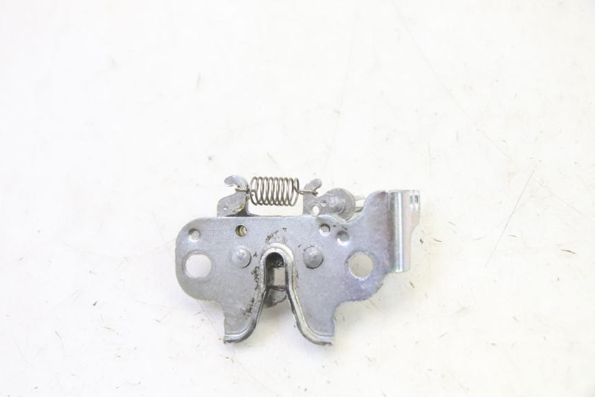 photo de FECHADURA DO BANCO YAMAHA XMAX X-MAX 125 (2021 - 2025) - Zoom do estado de desgaste