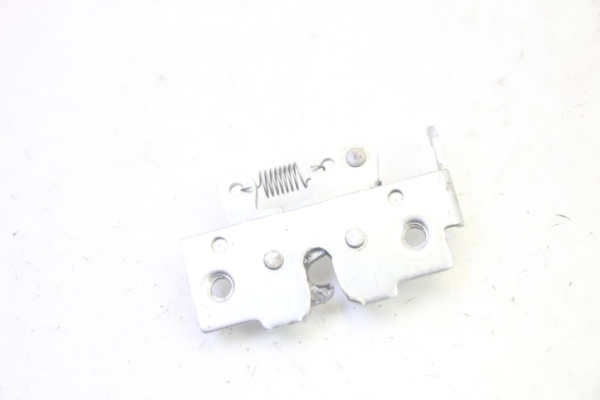 photo de FECHADURA DO BANCO YAMAHA XMAX X-MAX 125 (2006 - 2009) - Zoom do estado de desgaste