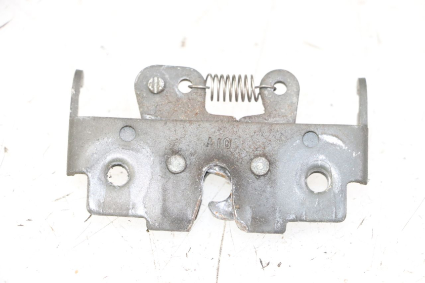 photo de FECHADURA DO BANCO YAMAHA X-MAX XMAX ABS 250 (2010 - 2014) - Zoom do estado de desgaste