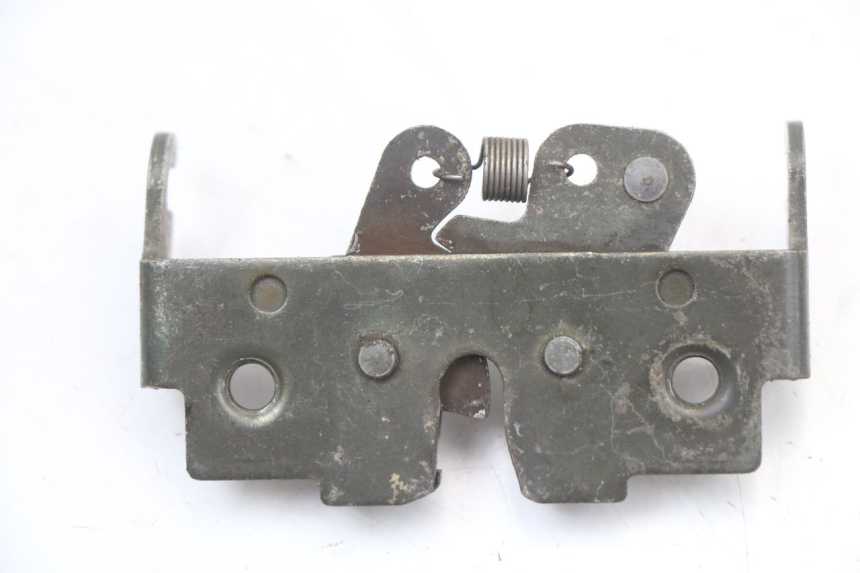 photo de FECHO DO BANCO YAMAHA YN NEO'S 50 (1997 - 2004) - Detalhe da peça