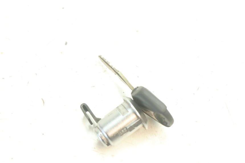 photo de FECHADURA DO ASSENTO YAMAHA YZF R6 600 (2008 - 2009) - Outro ângulo de visão