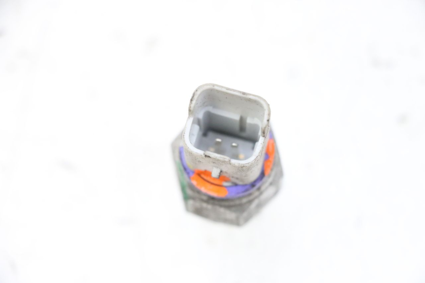 photo de SONDA DE PRESSÃO DE ÓLEO DO FREIO PIAGGIO MP3 HPE 300 (2019 - 2026) - Outro ângulo de visão