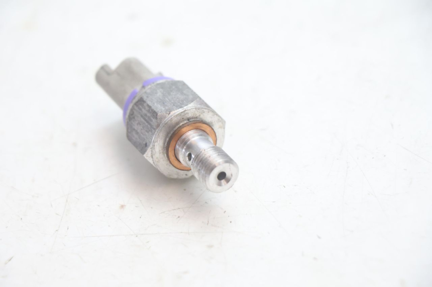 photo de SENSOR DE PRESSÃO DE ÓLEO DE FREIO PIAGGIO MP3 HPE 530 (2022 - 2026) - Outro ângulo de visão