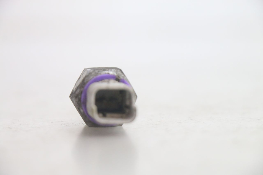photo de SONDA DE PRESSÃO DE ÓLEO DO FREIO PIAGGIO MP3 125 (2006 - 2014) - Outro ângulo de visão