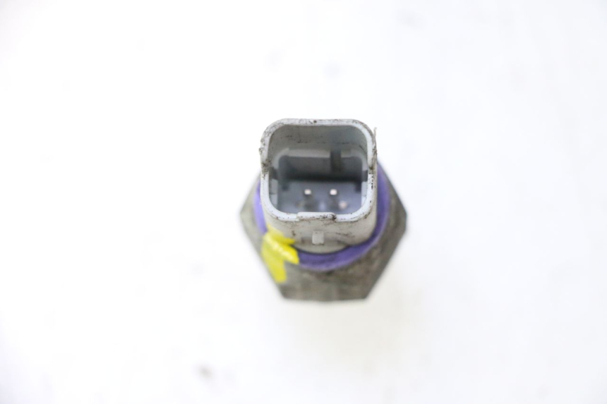 photo de SONDA DE PRESSÃO DE ÓLEO DO FREIO PIAGGIO MP3 500 (2011 - 2015) - Detalhe da peça