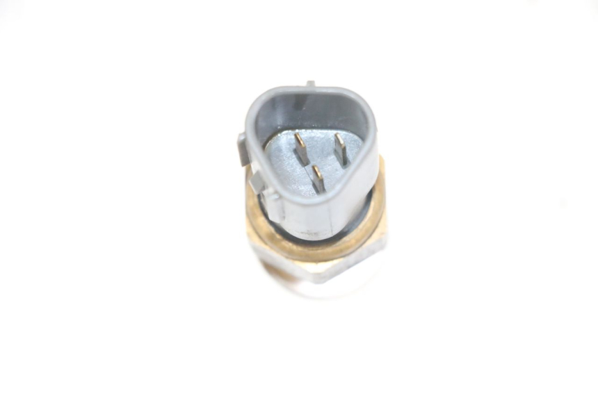 photo de SONDA DE TEMPERATURA DE ÁGUA HONDA CB R 1000 (2018 - 2023) - Zoom do estado de desgaste