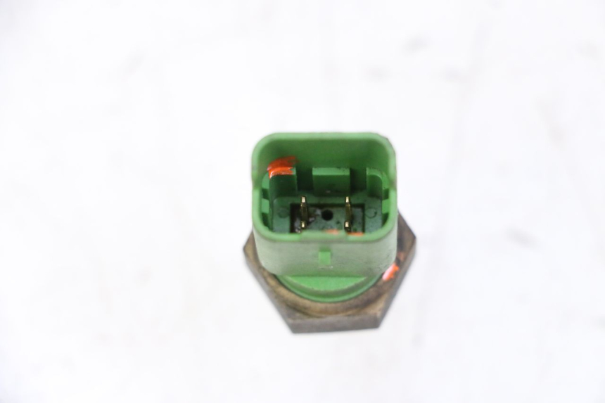 photo de SONDA DE TEMPERATURA DE ÁGUA PIAGGIO MP3 500 (2014 - 2017) - Zoom do estado de desgaste