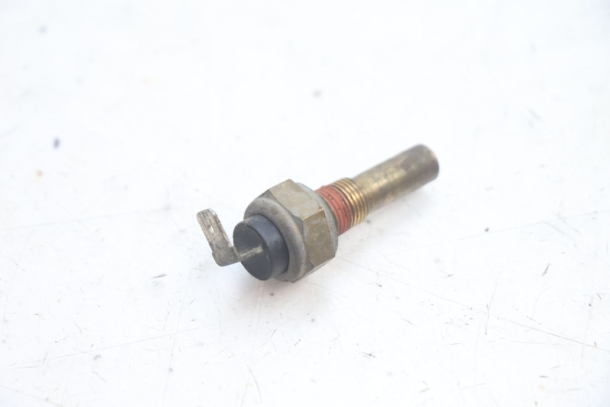 photo de SONDA DE TEMPERATURA DE ÁGUA YAMAHA YP MAJESTY 125 (2002 - 2006) - Zoom do estado de desgaste
