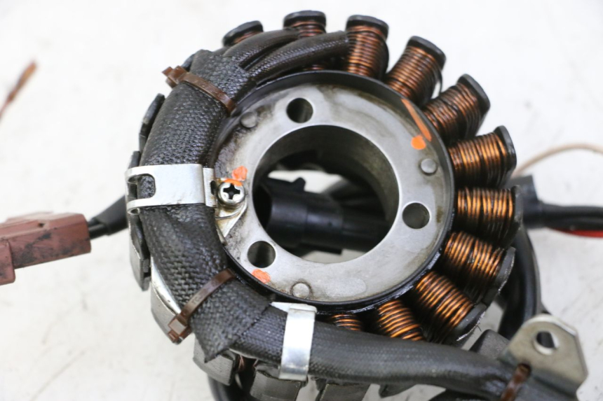 photo de ESTATOR PIAGGIO MP3 RL 250 (2006 - 2010) - Pontos de fixação