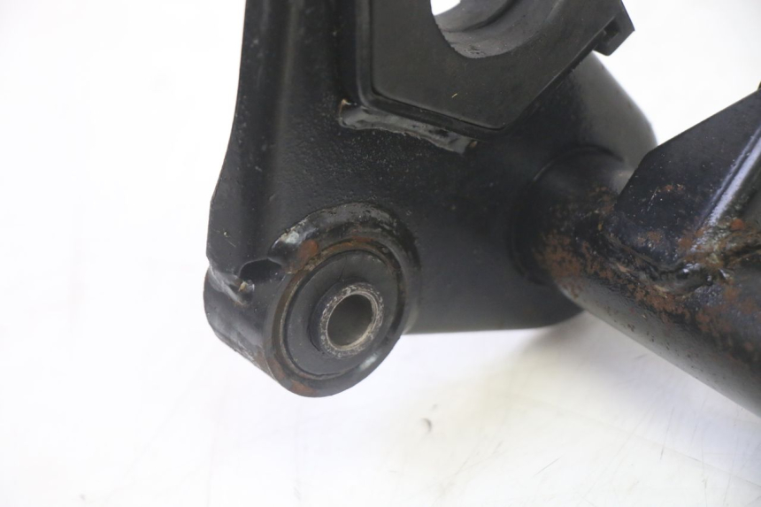 photo de SUPORTE DO MOTOR PEUGEOT KISBEE 2T 50 (2010 - 2017) - Outro ângulo de visão