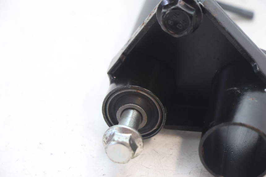 photo de SUPORTE DO MOTOR PEUGEOT KISBEE 2T 50 (2018 - 2022) - Outro ângulo de visão