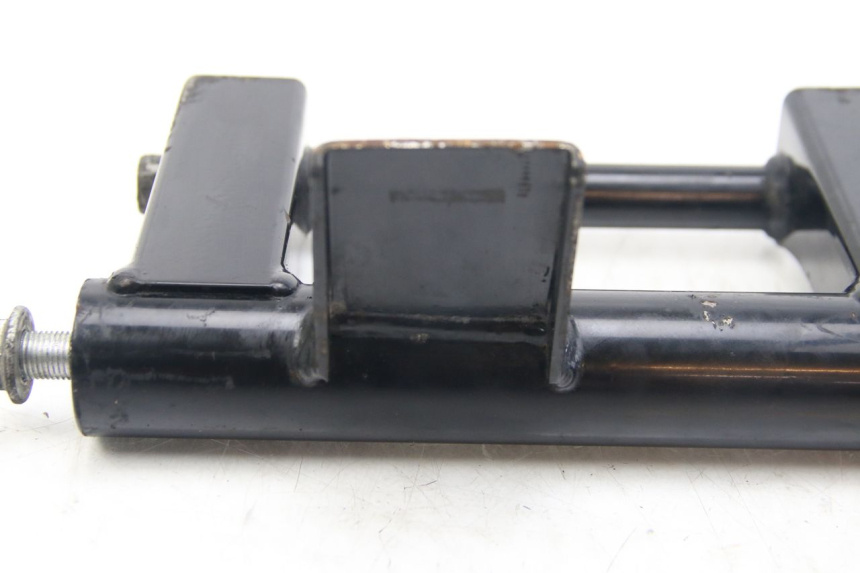 photo de SUPORTE DO MOTOR SUZUKI SIXTEEN 125 (2008 - 2010) - Outro ângulo de visão