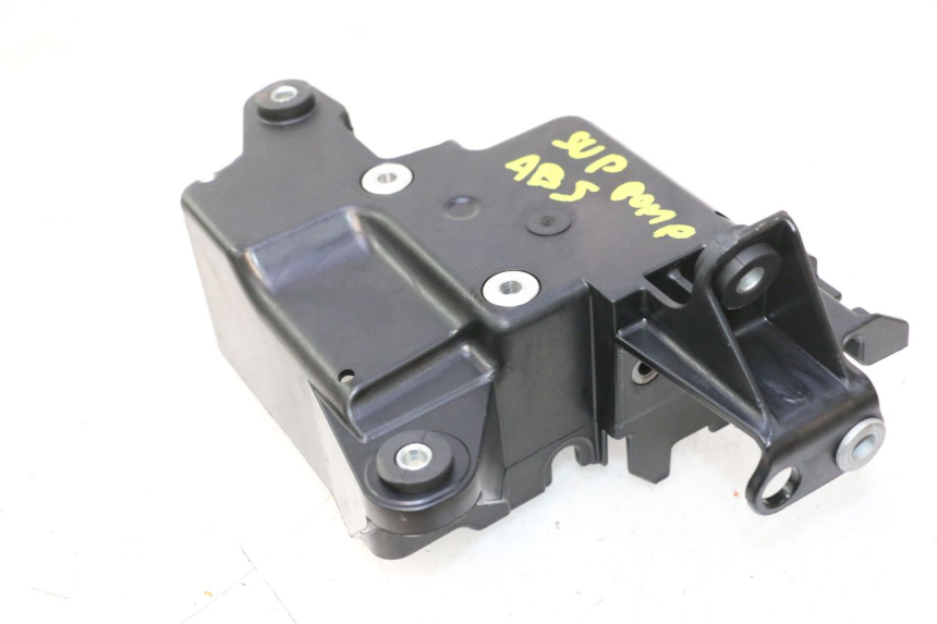 photo de SUPORTE DA BOMBA ABS PIAGGIO MP3 HPE 530 (2022 - 2026) - Detalhe da peça