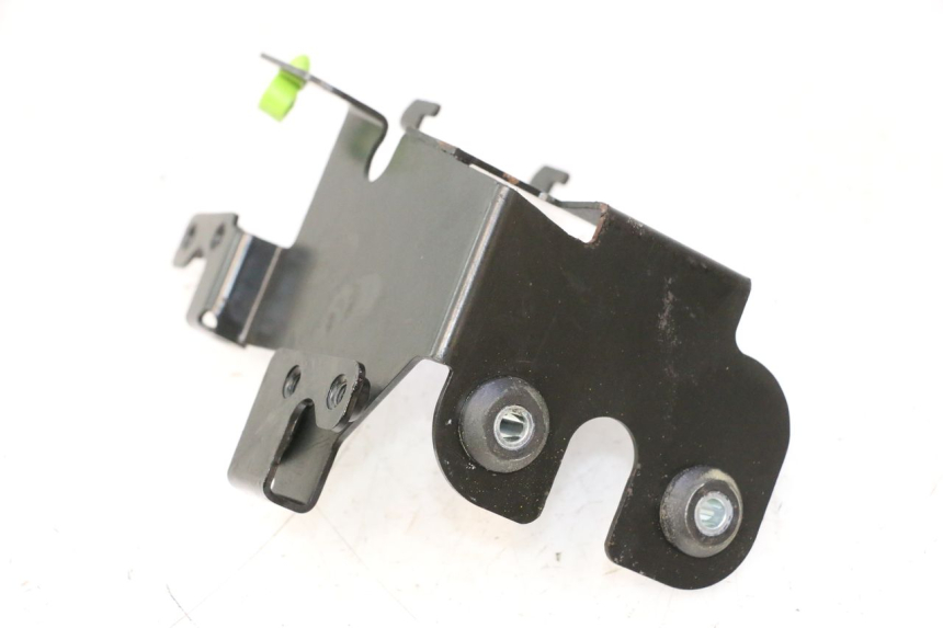 photo de SUPORTE DA BOMBA ABS PEUGEOT SATELIS 125 (2013 - 2018) - Detalhe da peça