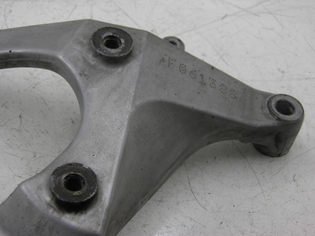 photo de SUPORTE DE ESCAPE HONDA SH 125 (2003 - 2004) - Detalhe da peça