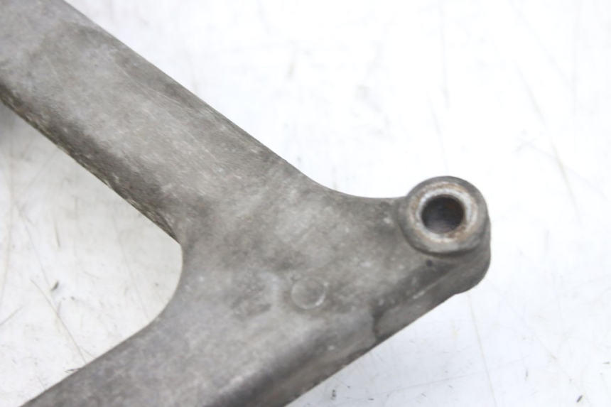 photo de SUPORTE DE ESCAPE PEUGEOT SATELIS 125 (2010 - 2012) - Pontos de fixação