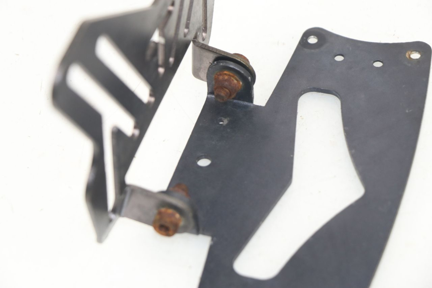 photo de SUPORTE DE PLACA SUZUKI GSR 750 (2011 - 2017) - Detalhe da peça
