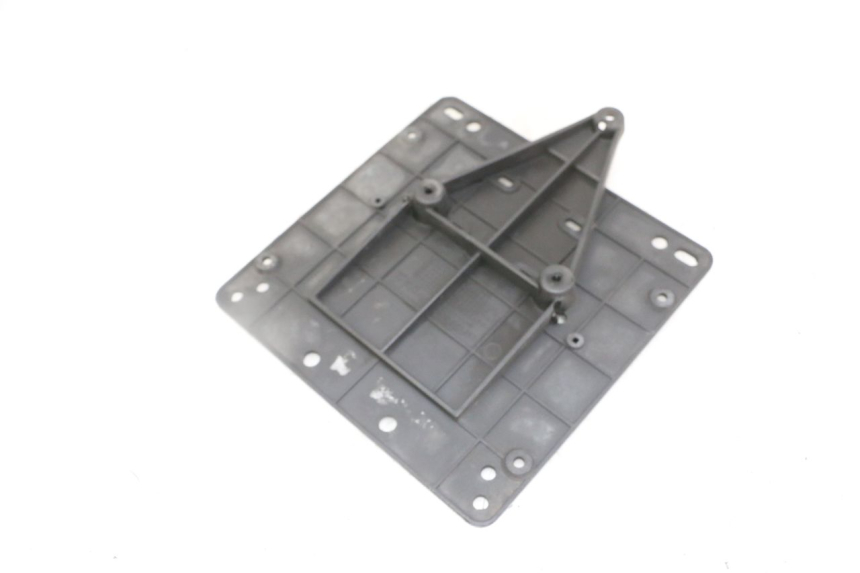 photo de SUPORTE DE PLACA PIAGGIO IE MP3 YOURBAN 300 (2011 - 2016) - Detalhe da peça