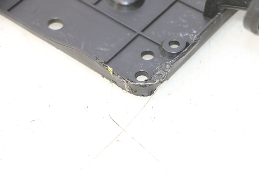 photo de SUPORTE DE PLACA PIAGGIO MP3 HPE 530 (2022 - 2026) - Zoom do estado de desgaste